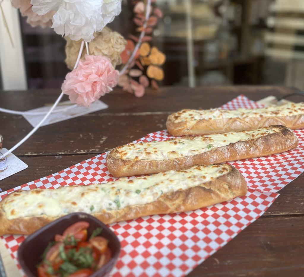 Découvrez et partager un moment de qualité avec l'entière, une baguette garni avec des produits frais et locaux. De quoi Pimper, toutes vos soirées. Et pour seulement 15 €